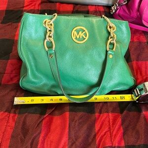 MICHAEL KORS Green Leather Shoulder Bag With Gold Chain Detail On The Straps